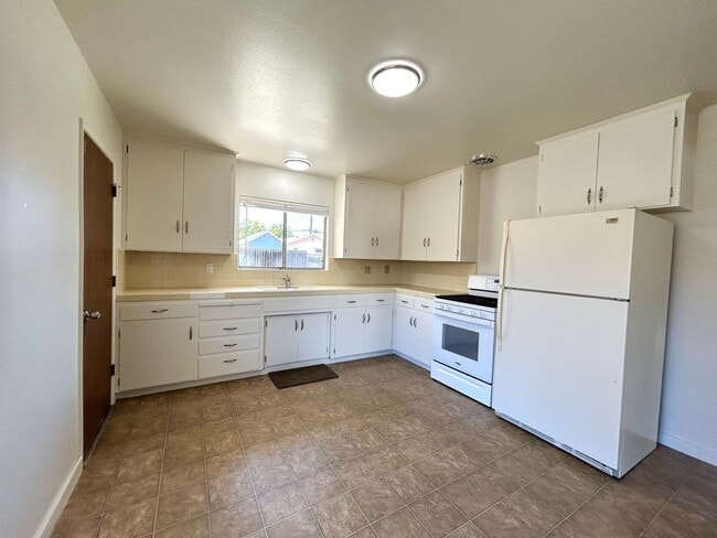 Building Photo - 2 Bedroom, 1 Bath Home