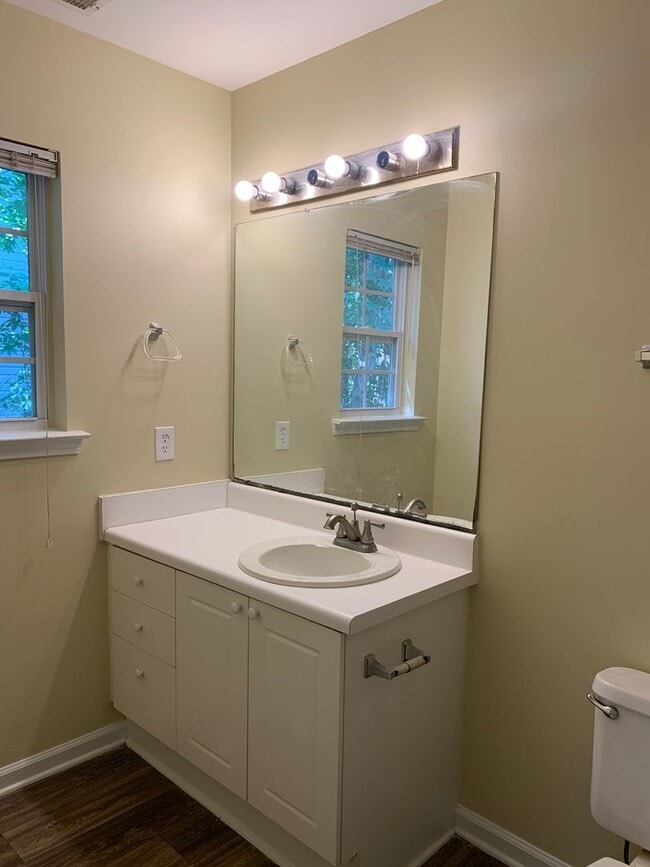 Building Photo - 3 Bedroom 2 Bath One Story House on Charte...