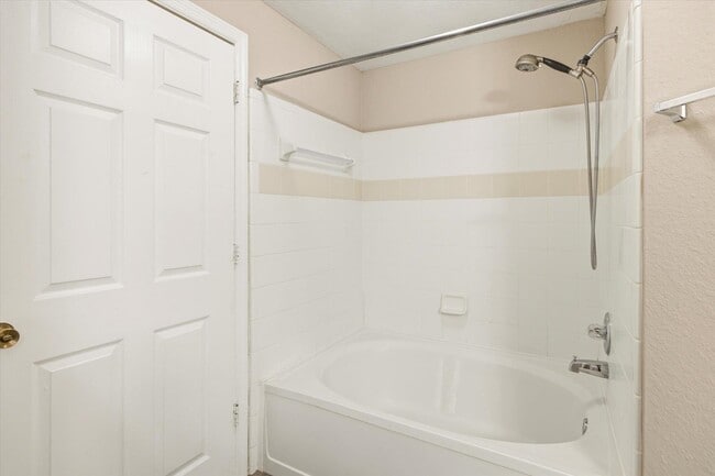 Building Photo - 2801 Chancellorsville Dr