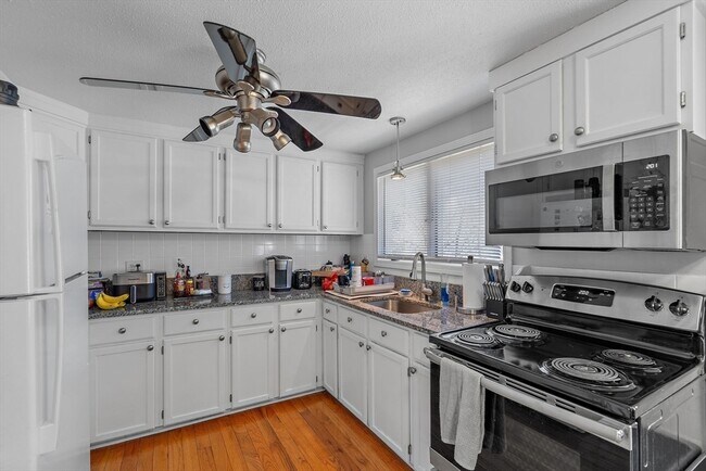 Building Photo - 4 Sterling Ln