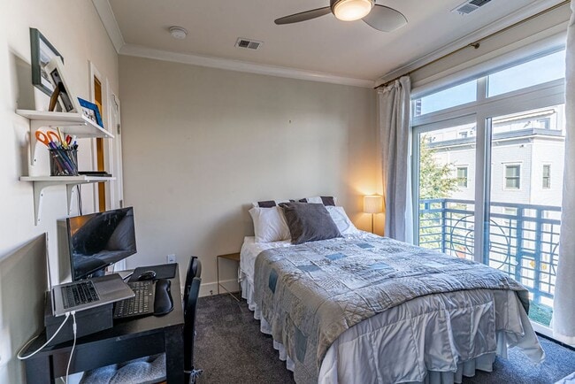 Building Photo - 2 Bed, 2 Bath Condo Bathed in Natural Light