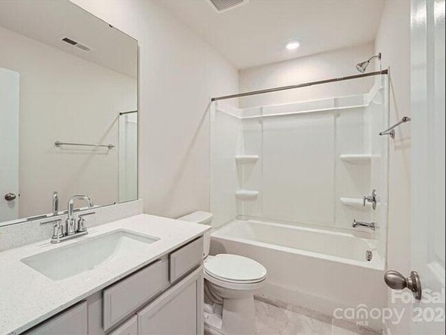 Building Photo - Spacious 4-Bed, 4-Bath Home with Modern Co...