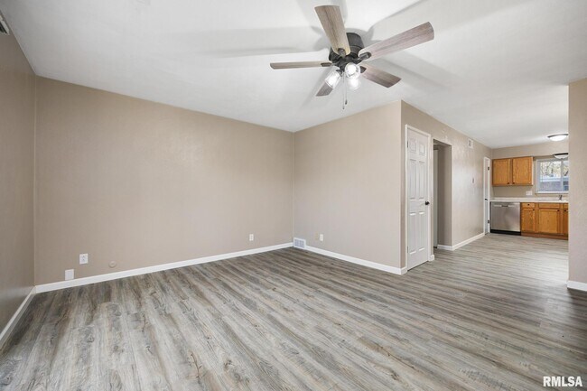 Building Photo - 2913 W Cannes Dr