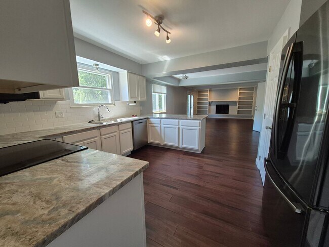Building Photo - Large 2 story home!!