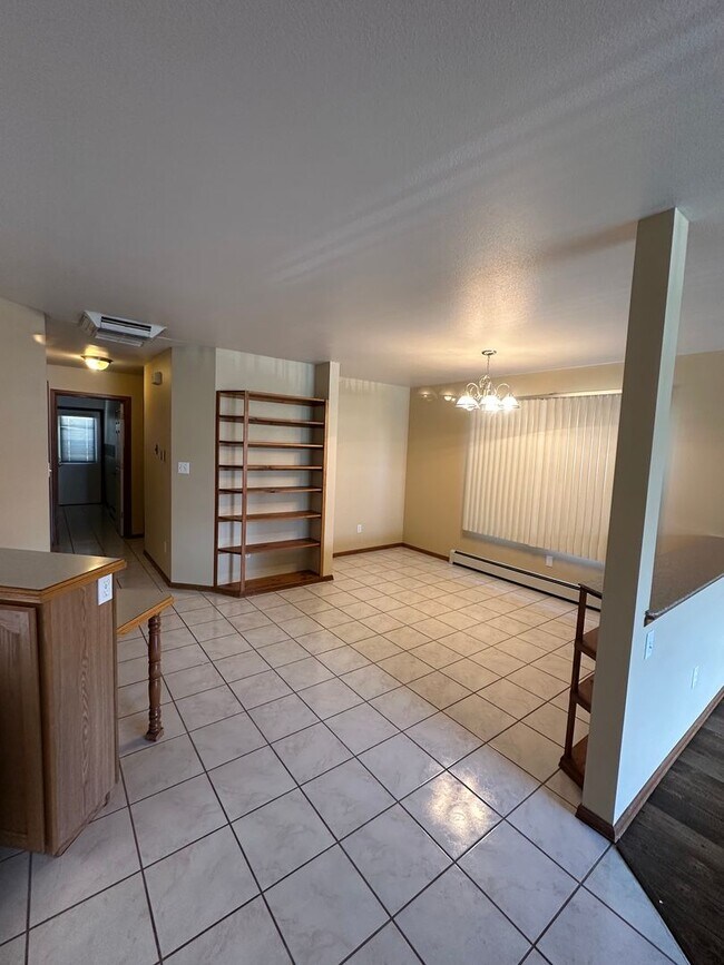 Building Photo - Spacious 2 Bed, 2 Bath Townhome