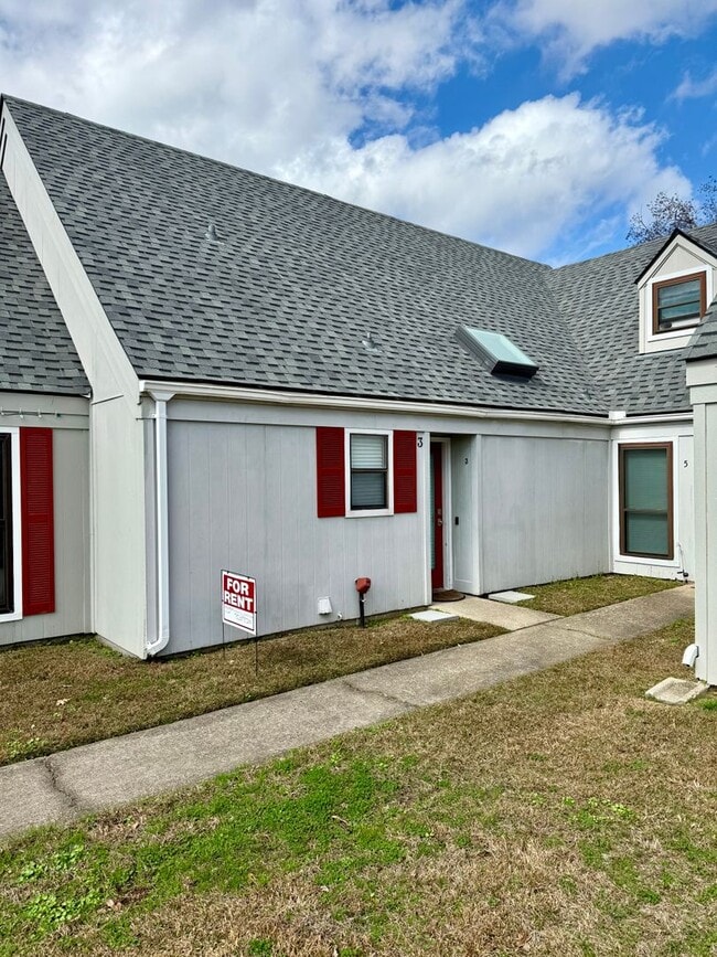 Building Photo - Amazing Location! Neighborhood Pool!