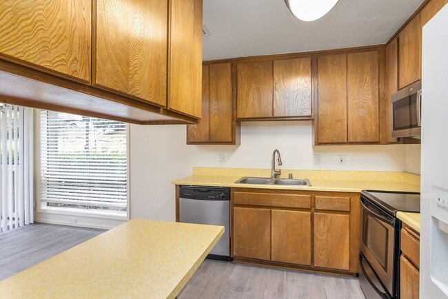 Building Photo - Cozy 2 BED/1 BATH in Exclusive 55+ Senior ...