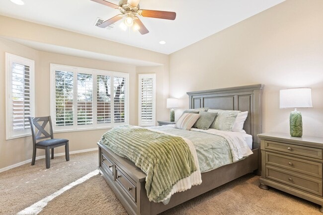 Building Photo - Stunning 2 bed 2 bath within walking distance to community center!