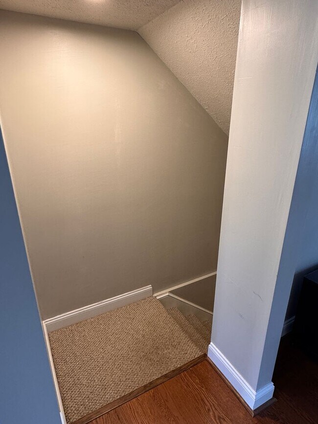 Building Photo - 3 Bedroom || 2 Full Bathroom & 2 Half Bathroom Townhome