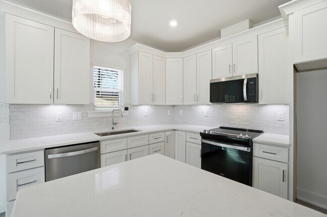 Building Photo - Bright & Modern New Construction Townhome