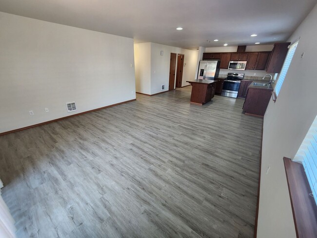 Building Photo - Beautiful 3-Bedroom Home in Spanaway – App...