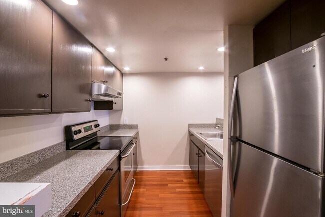 Building Photo - 301 Race St