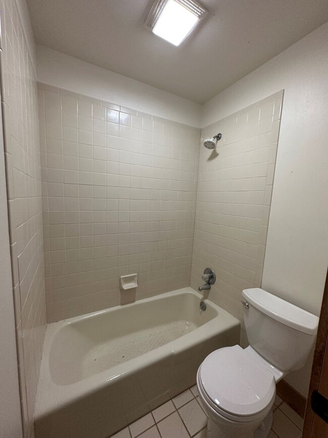 Building Photo - 3 Bedroom, 3.5 Bath Open Floor Plan Townhome