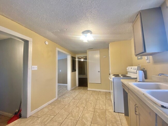 Building Photo - Adorable 1 Bed 1 Bath--Spacious with bonus...