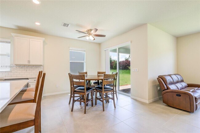 Building Photo - 12300 SW Myrtle Oak Dr
