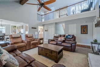 Building Photo - 117 Lakeview Cir