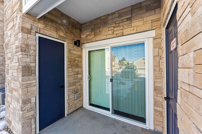 Building Photo - No Stairs! Main Level 2 Bed 2 Bath Condo n...
