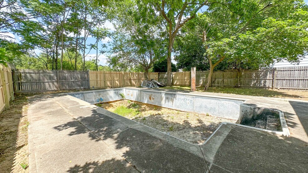 Building Photo - 808 E Main St