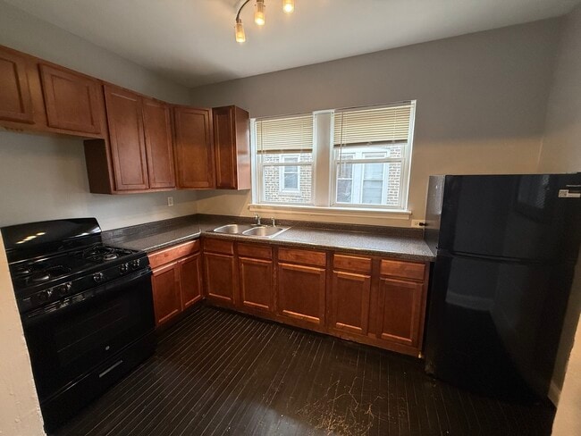 Building Photo - 7344 N Damen Ave