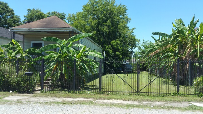 Building Photo - 1636 Monroe St