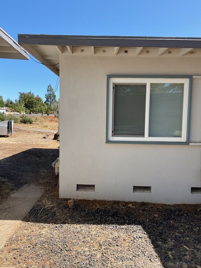 Building Photo - 5519 Paloma Ave