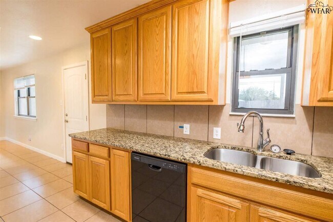 Building Photo - 4004 Hooper Dr