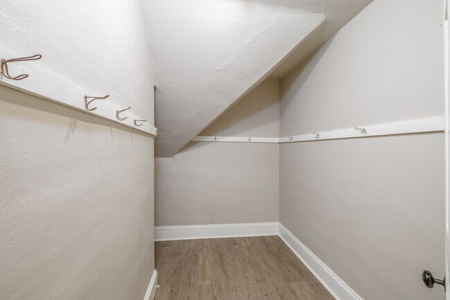 Building Photo - 1668 Oregon St