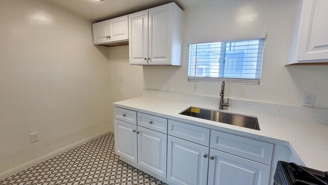 Building Photo - Vacancy at Whittier Duplex!