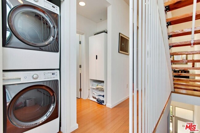 Building Photo - 140 S Gramercy Pl