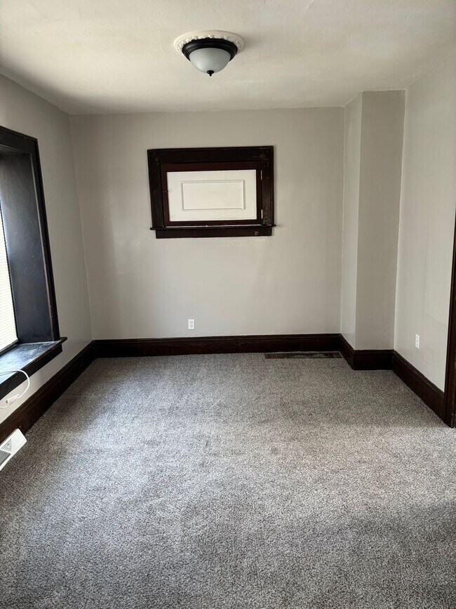 Building Photo - 3bd Single Akron Cash Pay/Section 8