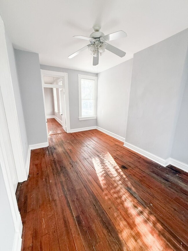 Building Photo - Spacious 3 bedroom 1 bathroom home!!