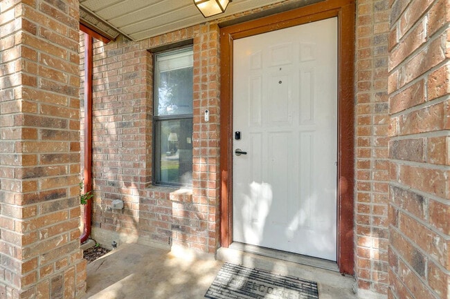 Building Photo - 1122 Gruene Rd