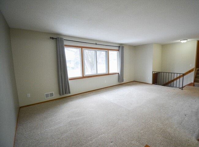 Building Photo - Absolutely pristine, unique multi-level floor plan