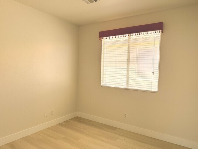 Building Photo - 3bd/2bath Single Story Home!