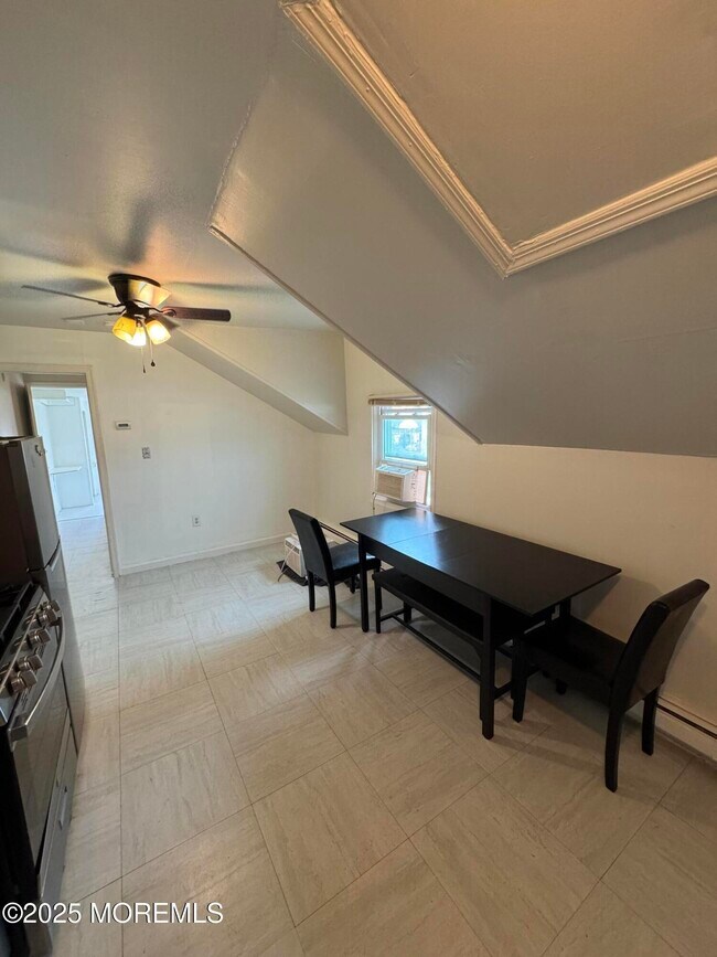 Building Photo - 172 Carr Ave