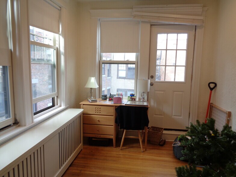 Building Photo - 73 Parkman St