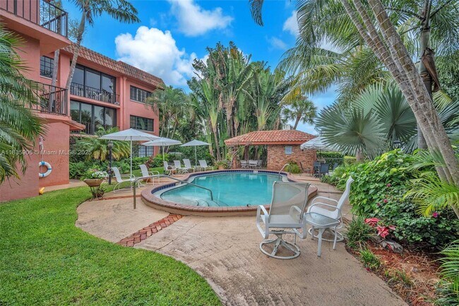 Building Photo - 250 E Royal Palm Rd