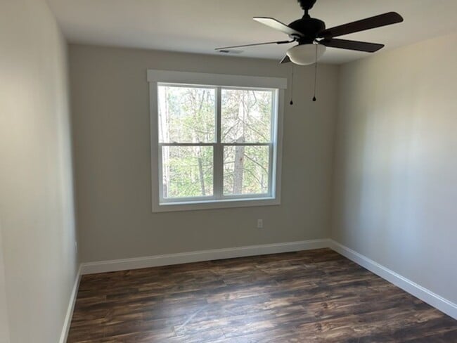 Building Photo - Well Maintained Home