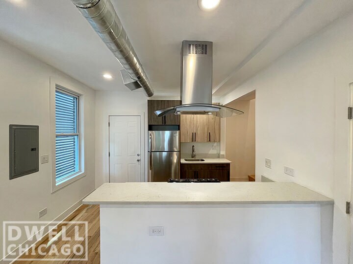 Building Photo - 1851 W Dickens Ave