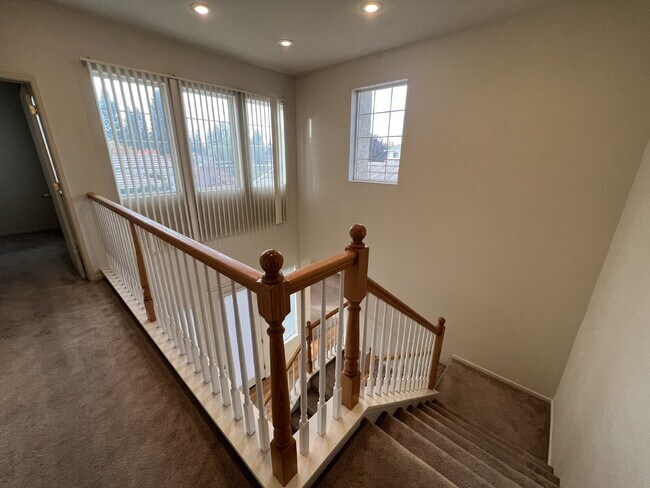 Building Photo - North Merced: 5 bedroom 3 bathroom 2 story...