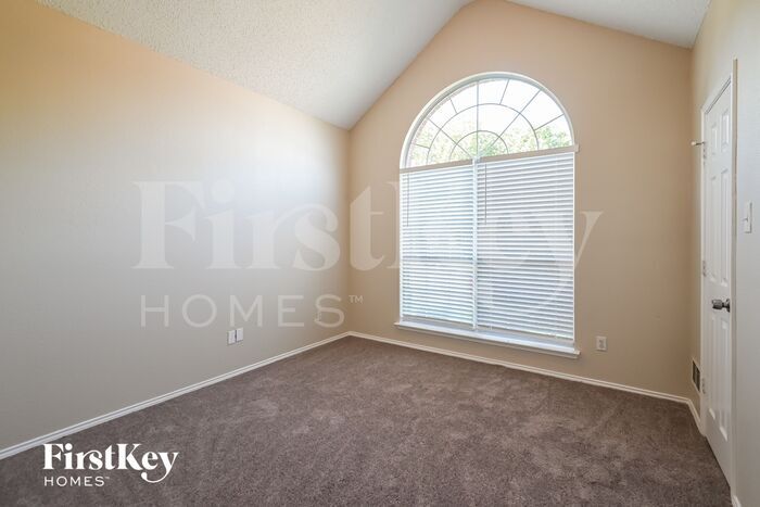 Building Photo - 2525 Hyacinth Dr