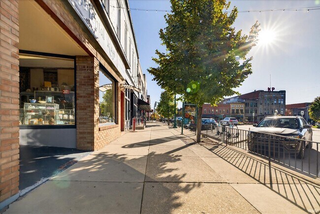 Building Photo - 110 W 6th St