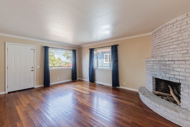 Building Photo - 833 2nd St