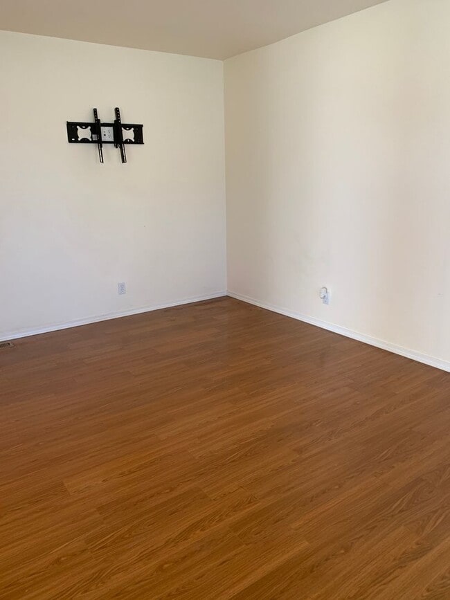 Building Photo - Charming Single-Level Rancher – 2 Bed, 2 Bath
