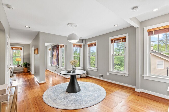 Building Photo - Spacious Kent Home | 6 Bed | 4 Bath | 4,000 Sf | Front Porch + Backyard | Detached 4-Car Garage
