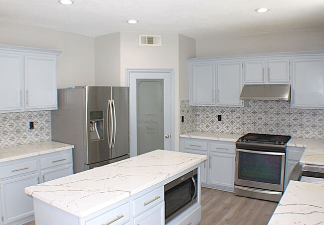 Building Photo - Amazing 5 bedroom home for rent in North F...