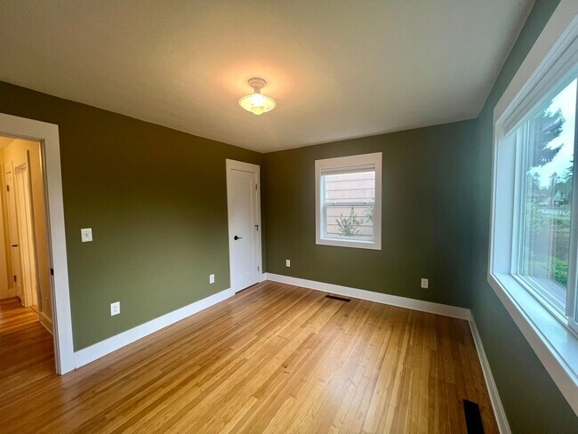 Building Photo - Charming 2 BD + Studio (Water Included)
