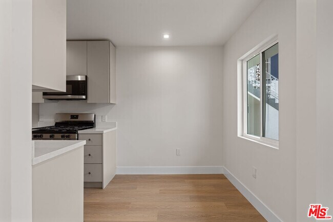 Building Photo - 420 S Sepulveda Blvd