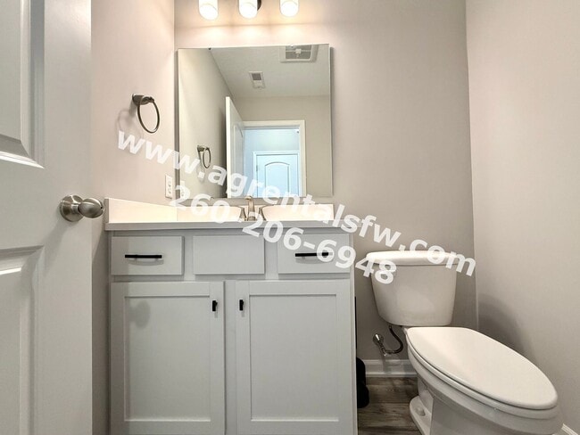 Building Photo - 3 Bedroom Residence