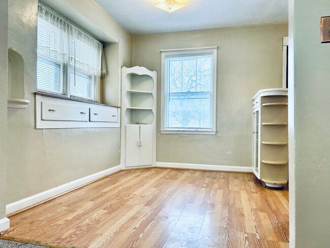 Building Photo - Spacious 2 Bedroom Home